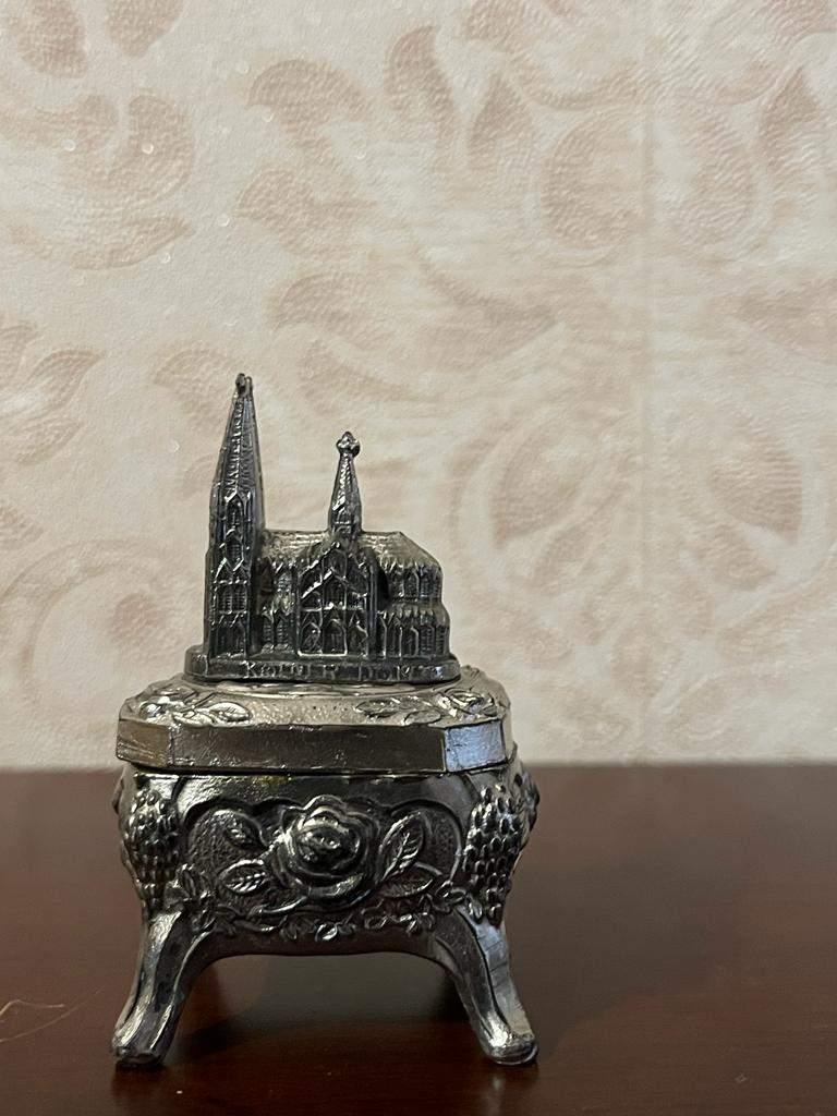 Kistje met kathedraal, Ophalen