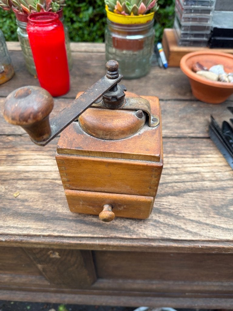 Antieke houten koffiemolen, Enlèvement