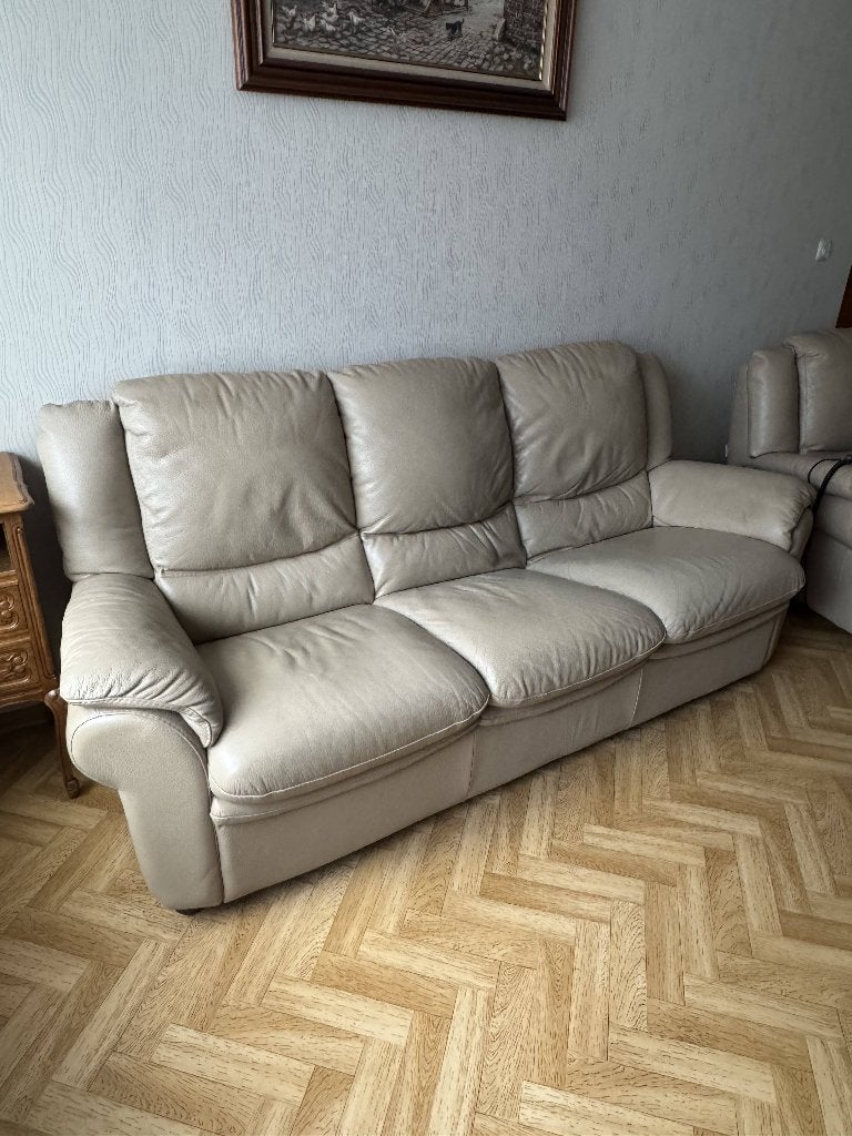Beige lederen salon 3-zit en elektrische relax zetel, 200 à 250 cm, Banc droit, Enlèvement, Utilisé