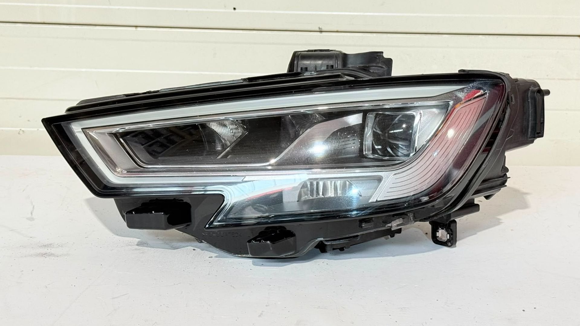 Clignotants LED Audi A3 8V Facelift koplamp links 8V0941033C, AUDI AG, Auto-Union-Strasse 1
85045  Ingolstadt, DE, Audi, Utilisé
