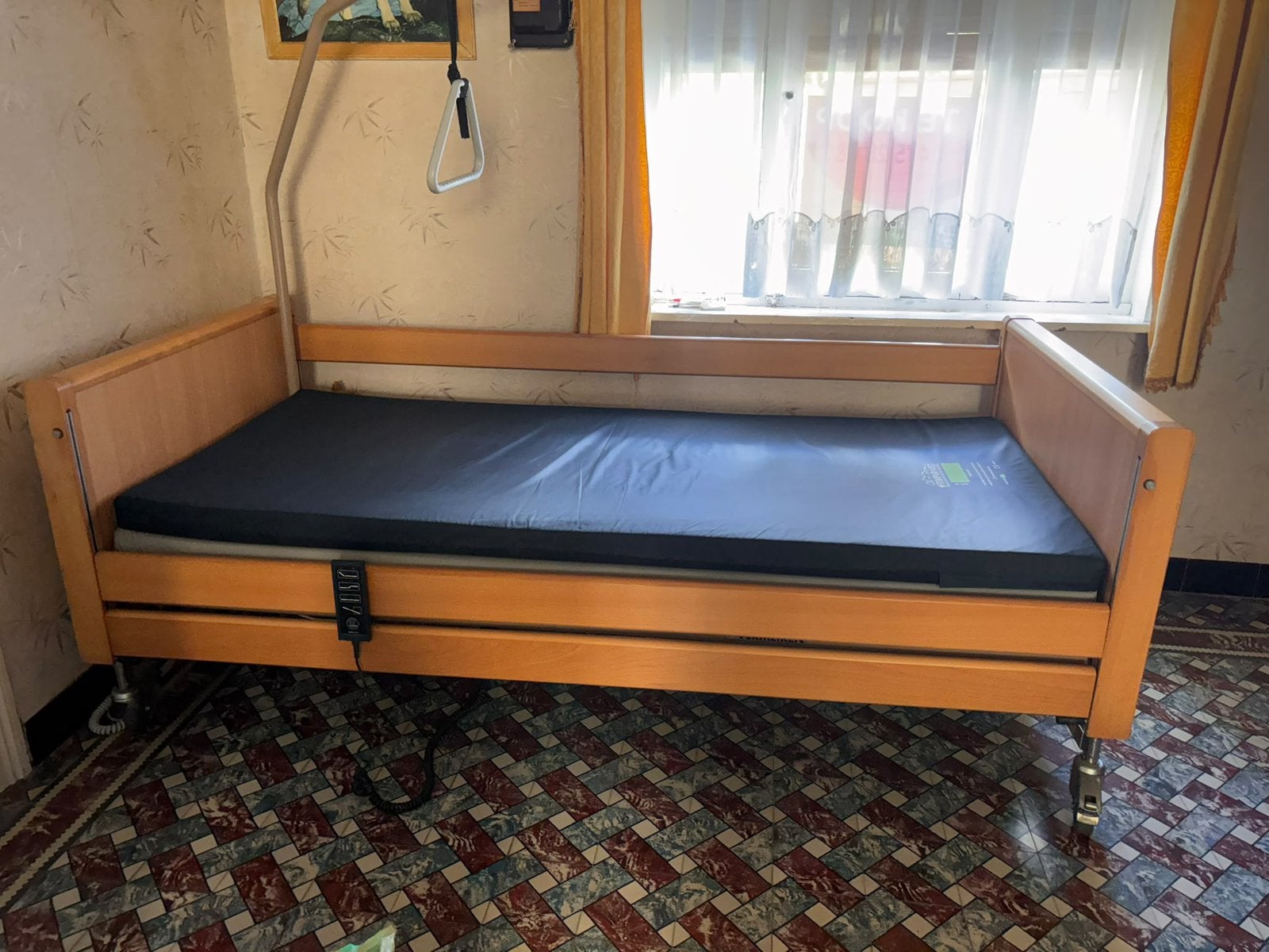 Ziekenhuisbed met nachtkast en matras ( anti doorlig), Ophalen, Gebruikt, 90 cm, Eenpersoons