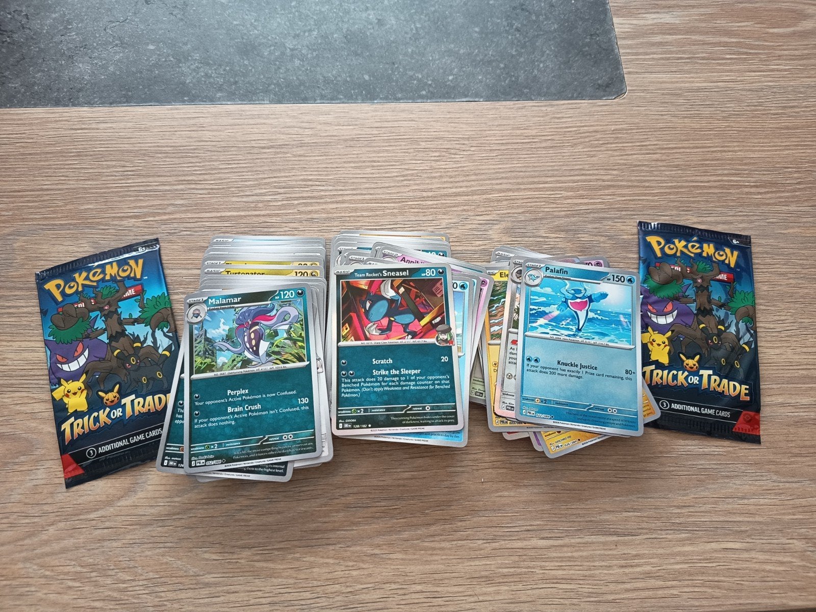 Pokémon kaarten te koop – 135 verschillende + 2 Trick or Tra, Enlèvement ou Envoi, Comme neuf, Plusieurs cartes