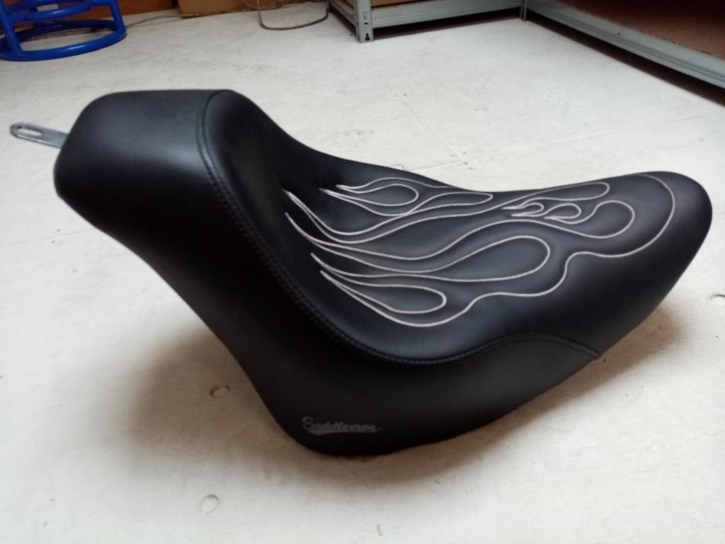 Saddlemen zadel Softail solo tattoo 06-17 FXST, 07-17 FLSTF, Motoren, Niet ingevuld, Saddlemen, Niet ingevuld, Nieuw