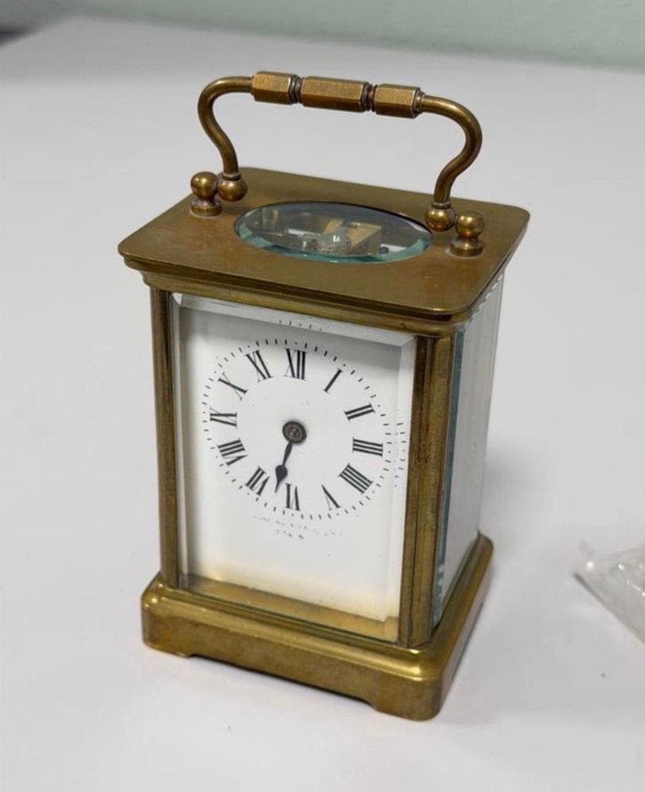 Antieke Victoriaanse Reisklok 1880 Messing werkend + sleutel, Antiek en Kunst, Antiek | Klokken, Ophalen of Verzenden