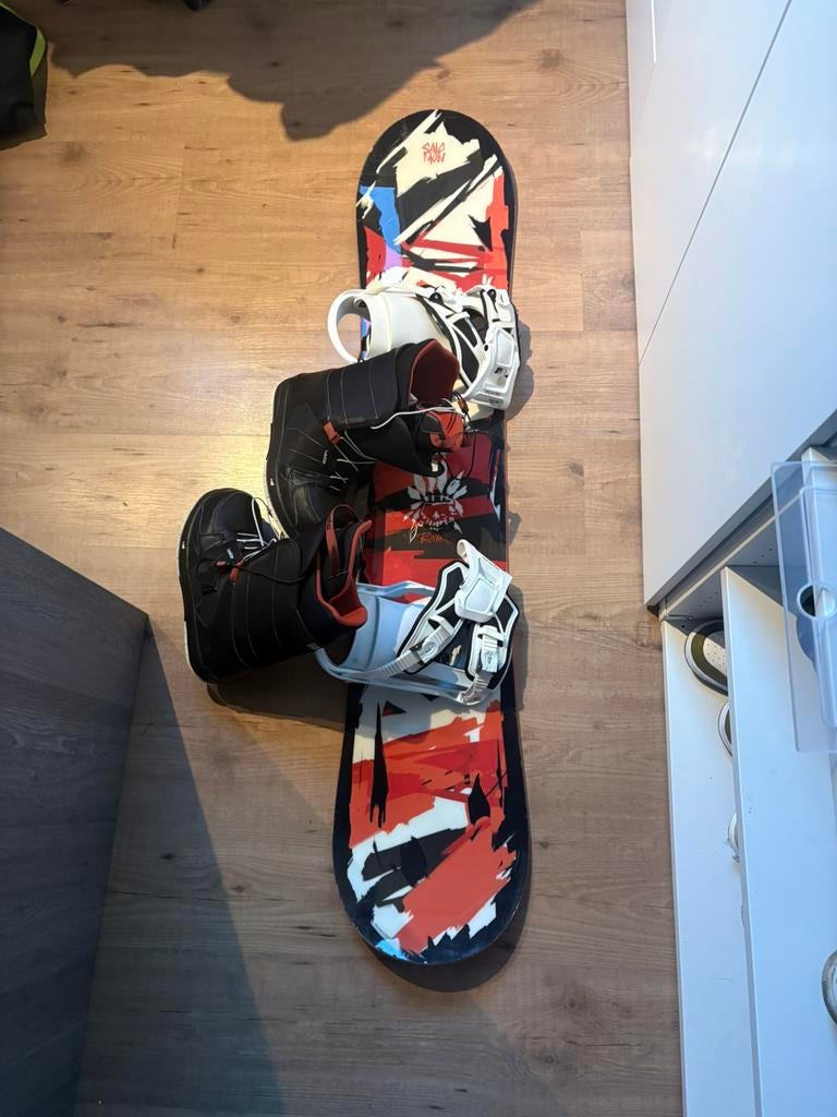 Salomon snowboard met snowboots., Sport en Fitness, Ophalen, Zo goed als nieuw, Snowboots
