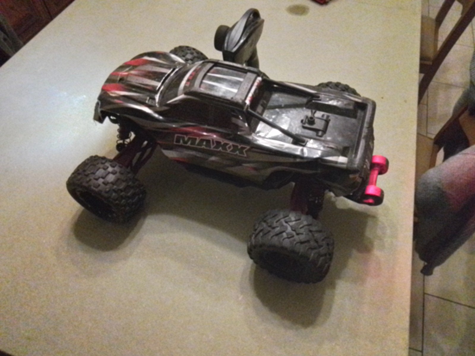 traxxas maxx v2 met zender en batterij rijd hoe ., Hobby en Vrije tijd, Ophalen of Verzenden