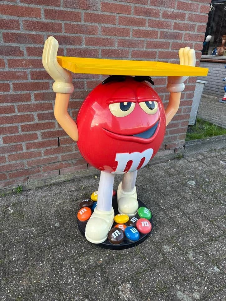 Grote M&M's display figuur - Rood met dienblad