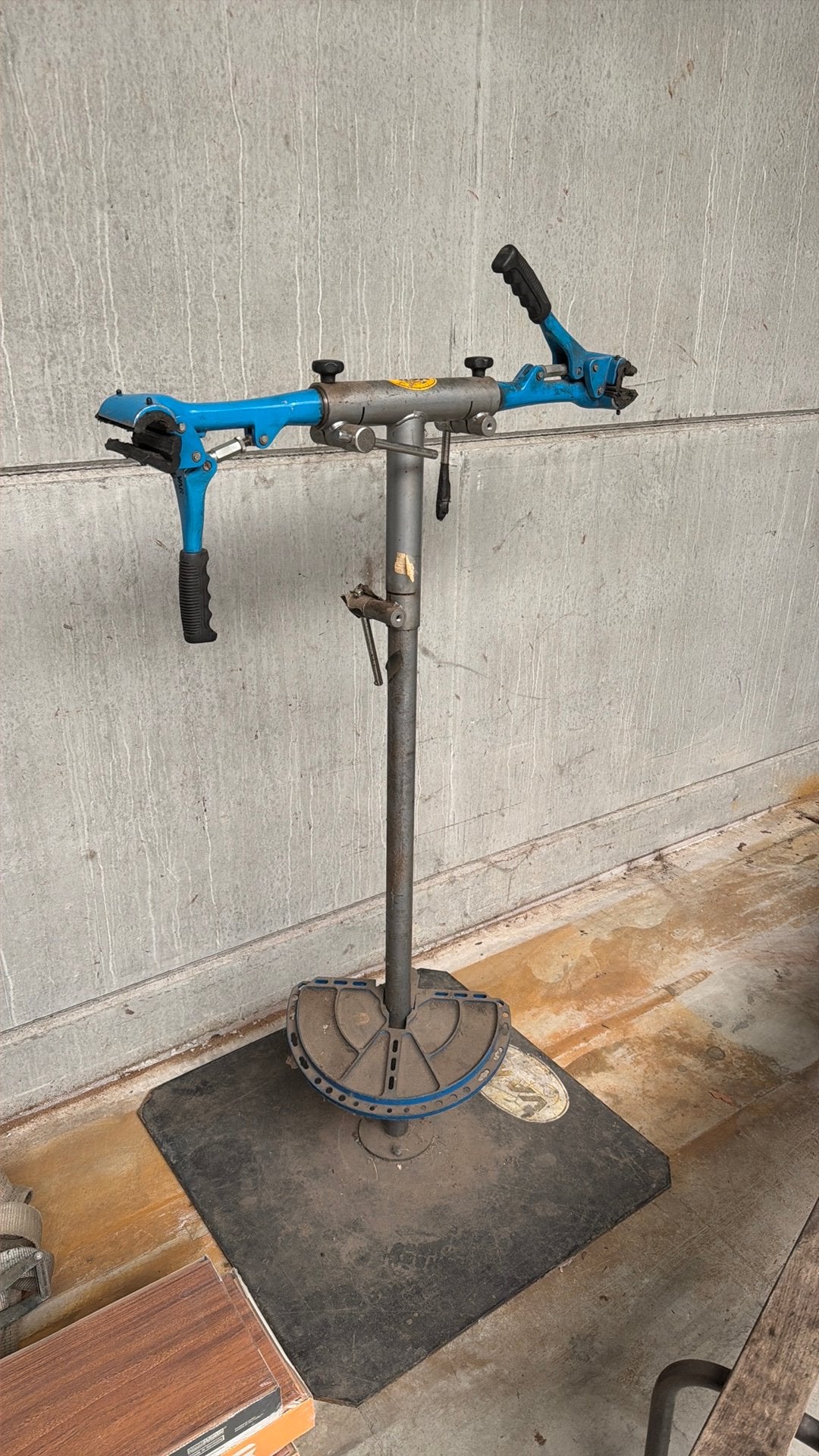 Pied d’atelier pour vélo et mobylette 🚴, Fietsen en Brommers, Fietsaccessoires | Fietsgereedschap, Ophalen, Gebruikt