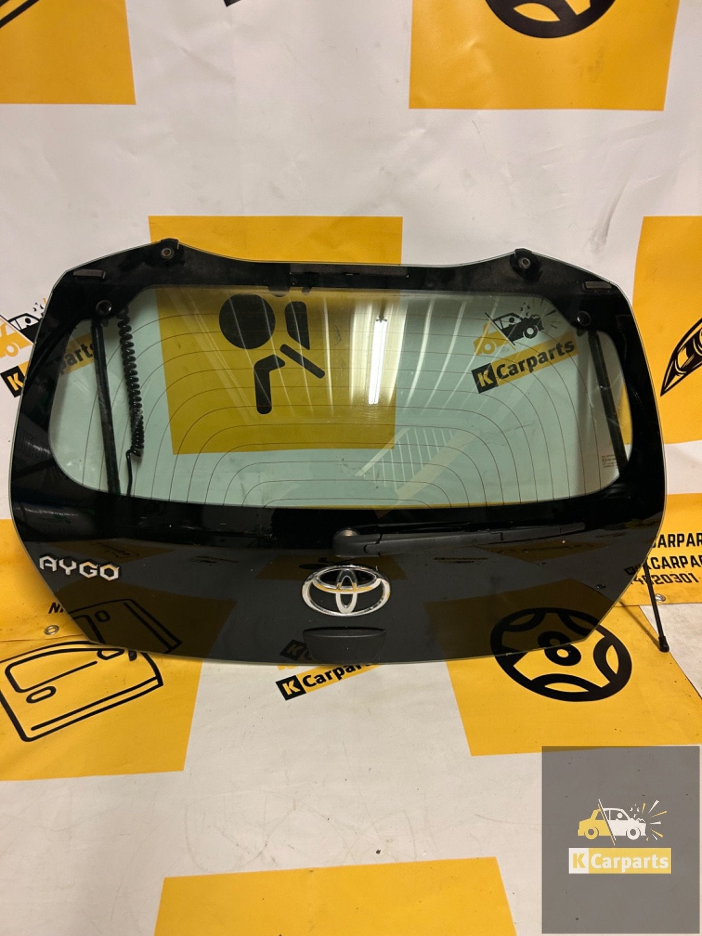 Valve d'origine du hayon Toyota Aygo 2014-2022, Info@fabrikant.eu, Fabrikant BV, Fabrikantstraat 1
1000 AA  Amsterdam, NL, Toyota