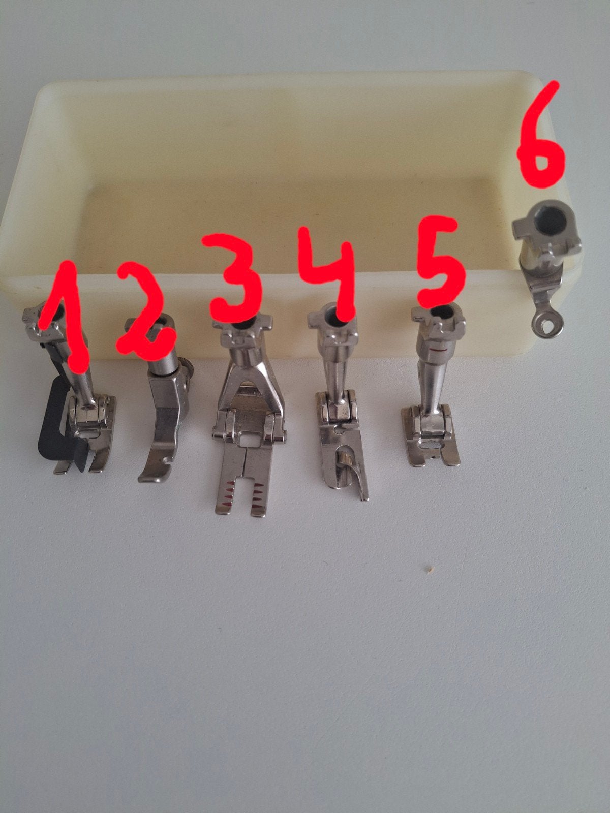 Stikvoetjes voor Bernina naaimachine., Ophalen