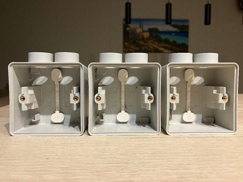 NOUVEAU : Boîtier de montage Niko Hydro 3 * - 50 % !, Enlèvement ou Envoi, Neuf