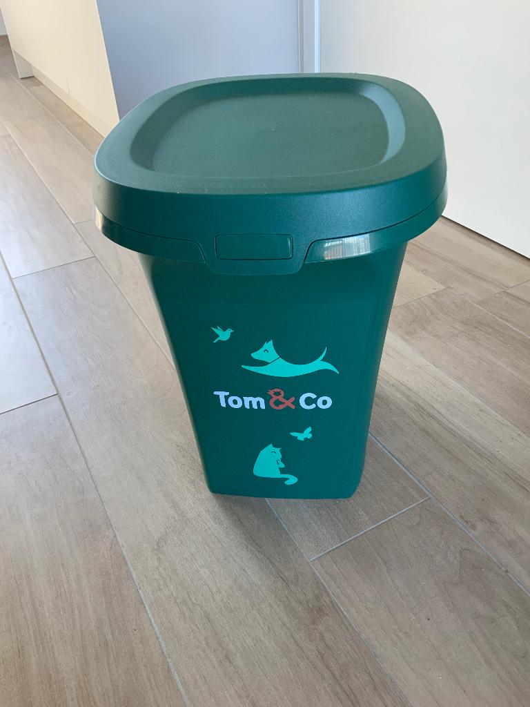 Nieuwe voedsel container voor diervoeding, Ophalen