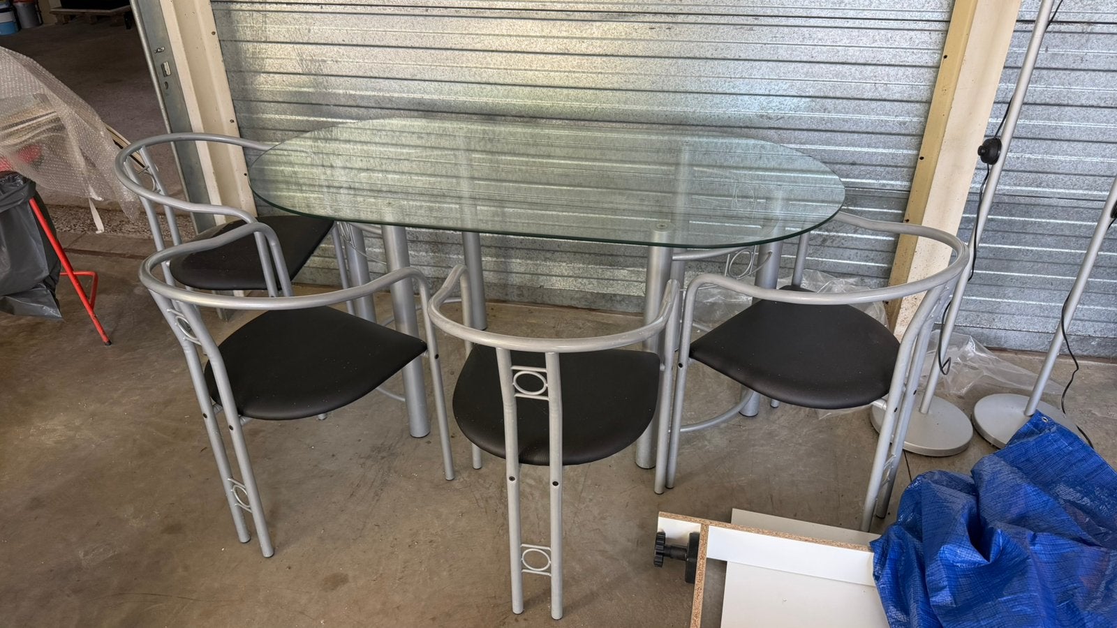 Tafel met glazen blad + 4 bijhorende stoelen, Ophalen, Zo goed als nieuw