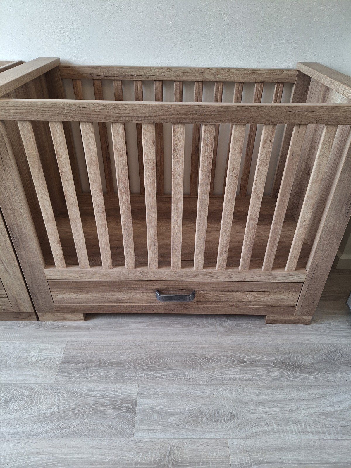 Lit bébé Kidsmill Brent Oldwood 160x60 avec étagère, Enfants & Bébés, Chambre d'enfant | Lits, Comme neuf, Moins de 140 cm, Moins de 70 cm