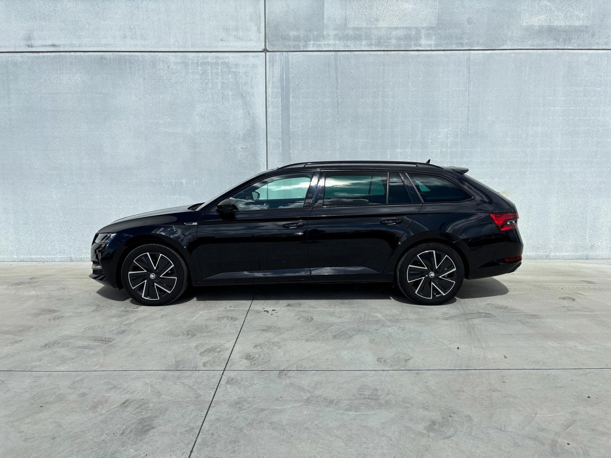 Skoda Superb Combi | Leasing (bj 2023, automaat), Automaat, Gebruikt, Euro 6, Zwart