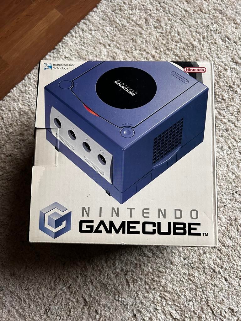 Paarse gamecube, Games en Spelcomputers, Spelcomputers | Nintendo GameCube, Ophalen of Verzenden, Gebruikt, Paars, Met 2 controllers