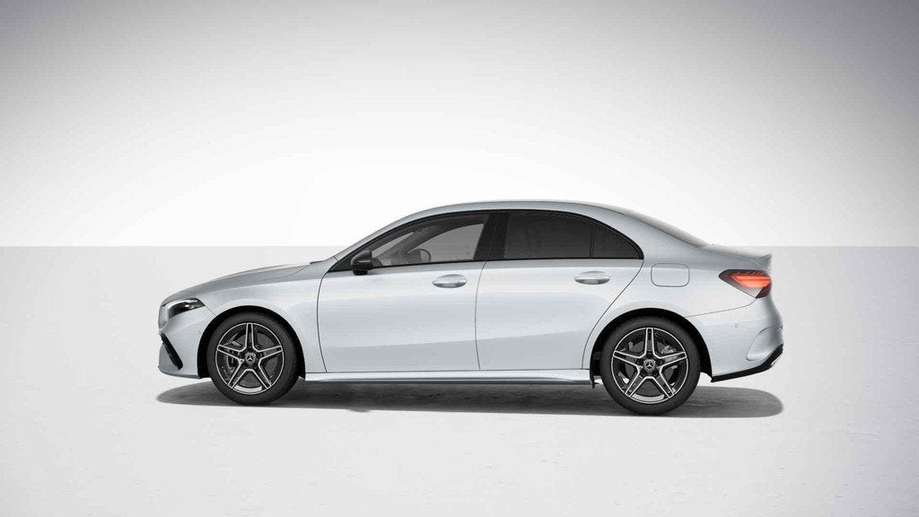 Mercedes-Benz A-Klasse 250 e Berline AMG Line | Nightpack |, Auto's, Stof, Gebruikt, 16 kWh, Hybride Elektrisch/Benzine