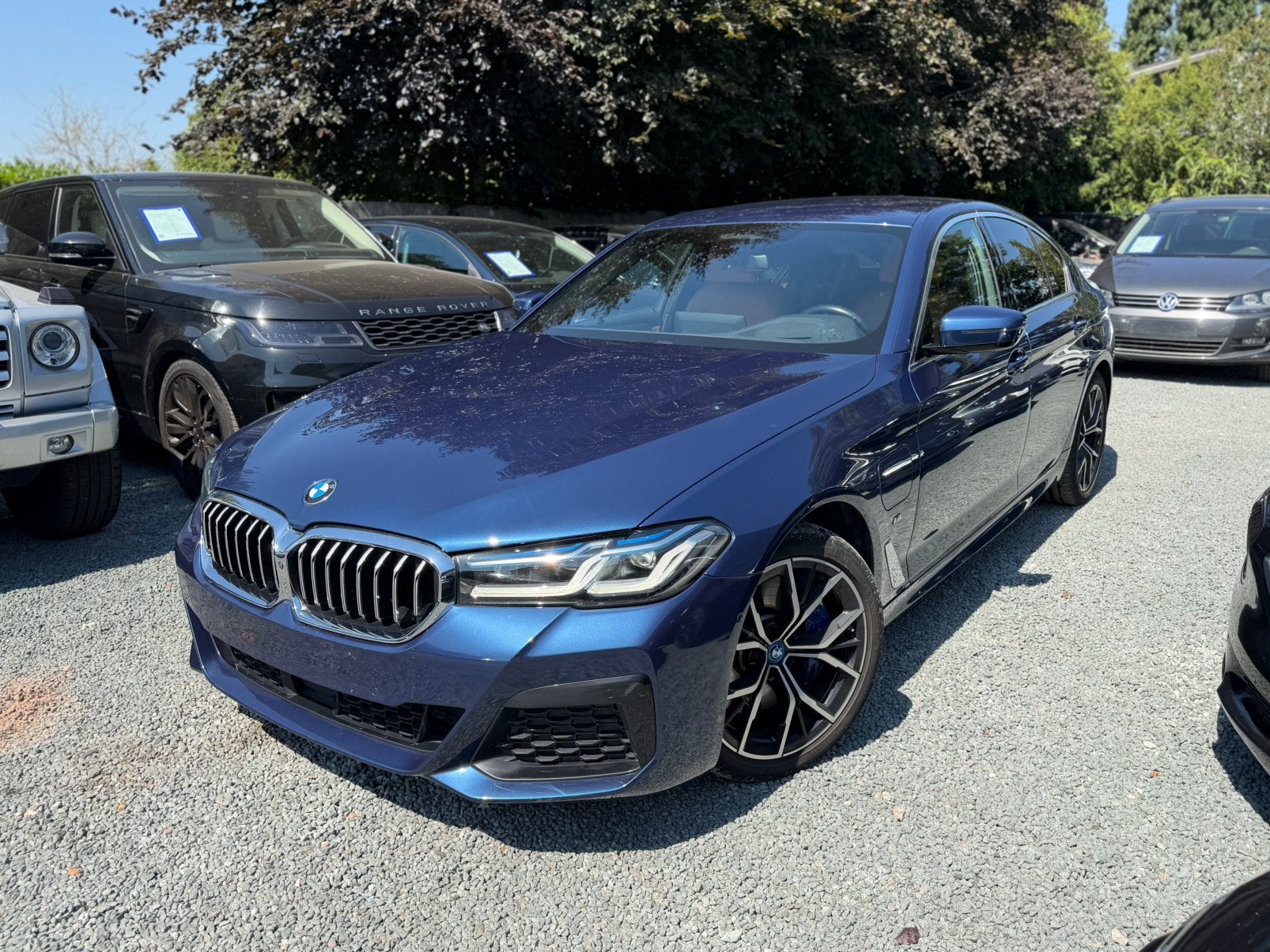 BMW 545e Xdrive M-pack 394 pk, Auto's, BMW, Automaat, 4 deurs, Parkeersensor, Blauw