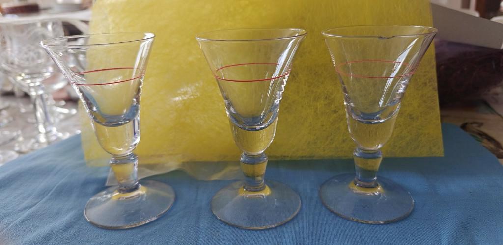 aperitief glazen op voet 3 stuks fijne rode streep, Verzamelen, Ophalen of Verzenden, Gebruikt, Borrel- of Shotglas