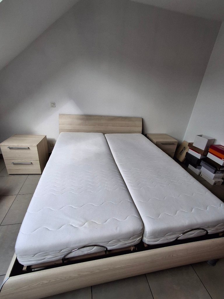 Chambre complète – lit 160, sommiers élec., commode, chevets, Enlèvement, Utilisé, Deux personnes, Finition bois clair