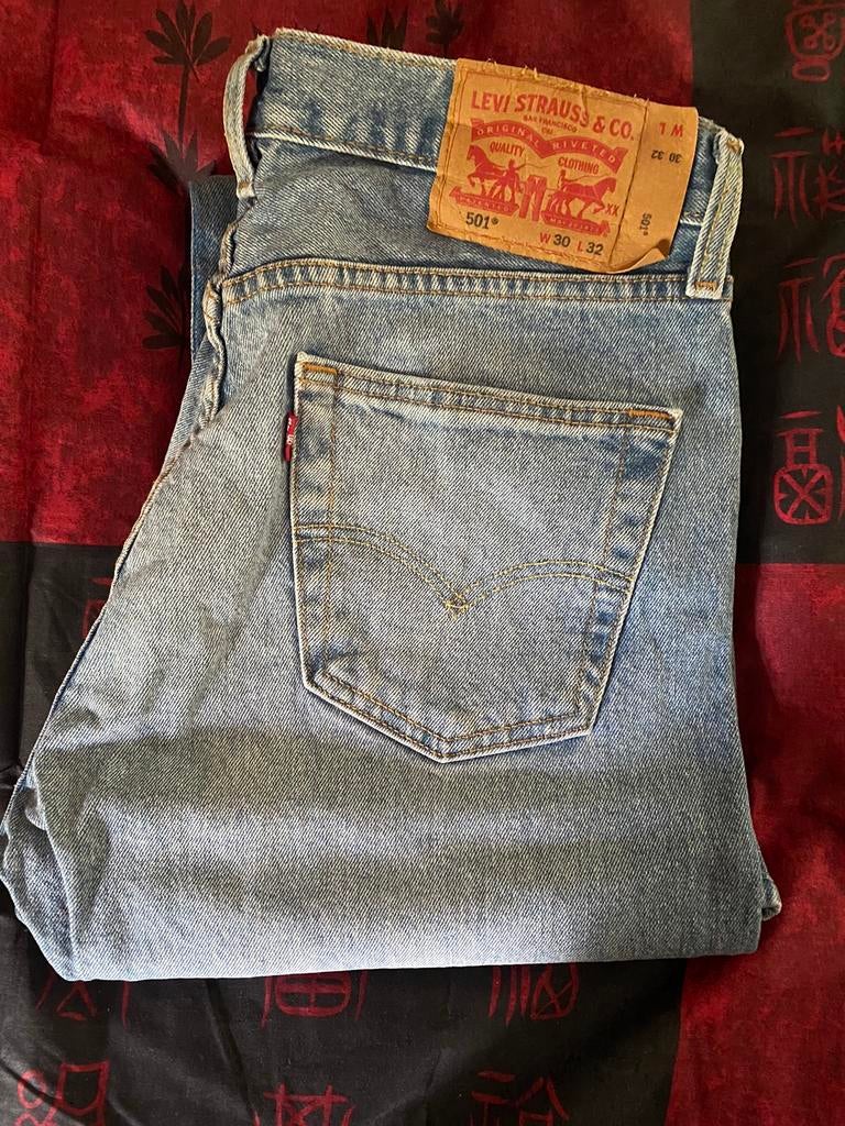 Levis broek 501 model maat w30l32, Vêtements | Femmes, Enlèvement ou Envoi, Porté, Bleu, W30 - W32 (confection 38/40)