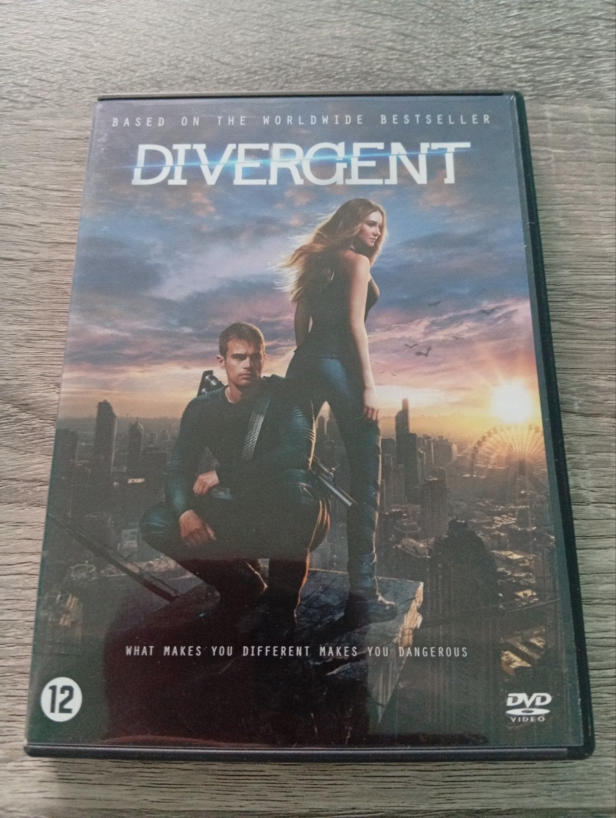 divergent actiethriller dvd Theo james, Bonusmateriaal, Actiethriller, Ophalen of Verzenden, Zo goed als nieuw