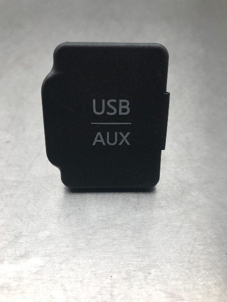 PORT AUX/USB Nissan Micra (K13) (01-2010/03-2017), Germany@nissan-services.eu, Kronenweg 38
50389  Wesseling, DE, Utilisé, Nissan