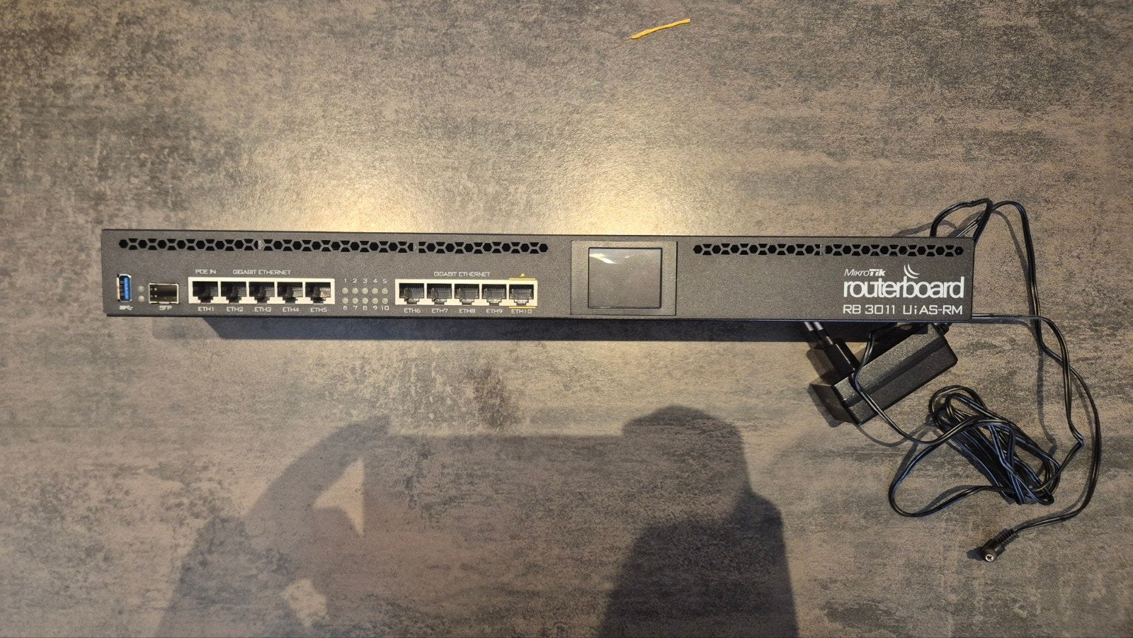 Router MikroTik RB3011UiAS-RM, Envoi, Utilisé, Routeur