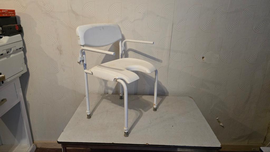 chaise de douche couleur blanc réglable en hauteur  solide t, Divers, Matériel Infirmier, Enlèvement ou Envoi