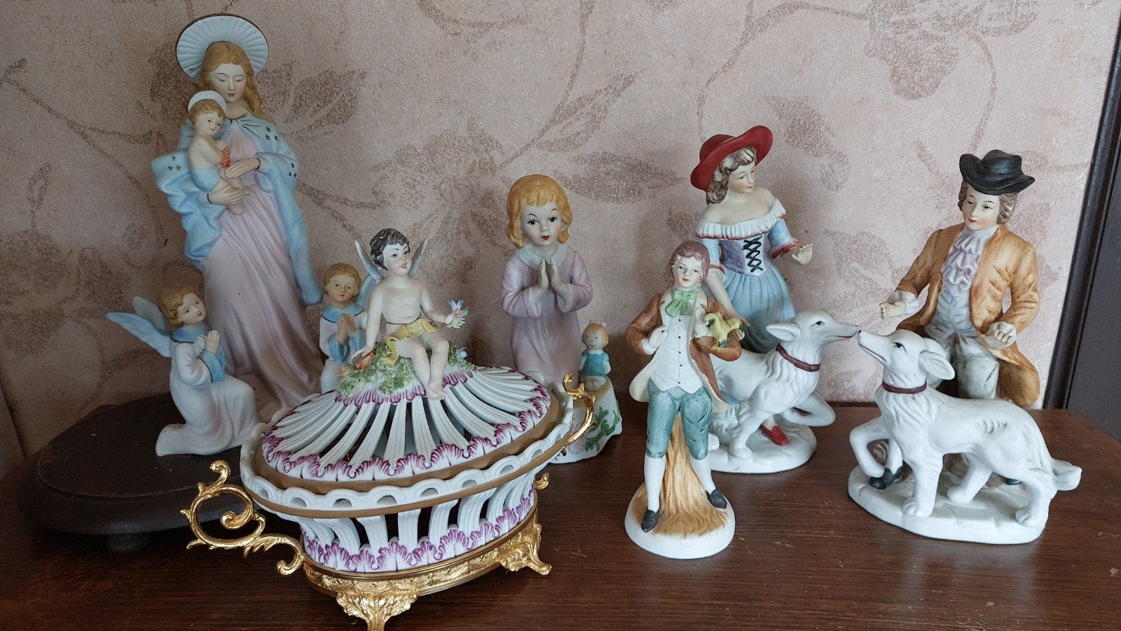 Beelden in biscuit, Ophalen