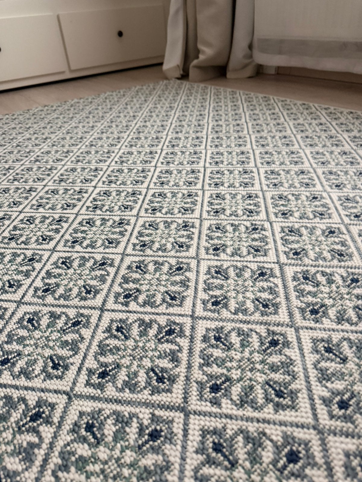 Tapijt met blauw-wit geometrisch patroon, Maison & Meubles, Enlèvement, Comme neuf, Bleu, Tapis