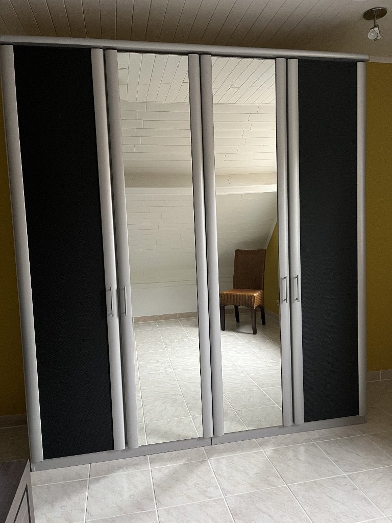 Kleerkast Grijs/Zwart met spiegeldeuren, Huis en Inrichting, Kasten | Kleerkasten, Ophalen, Met deur(en), Gebruikt, 200 cm of meer