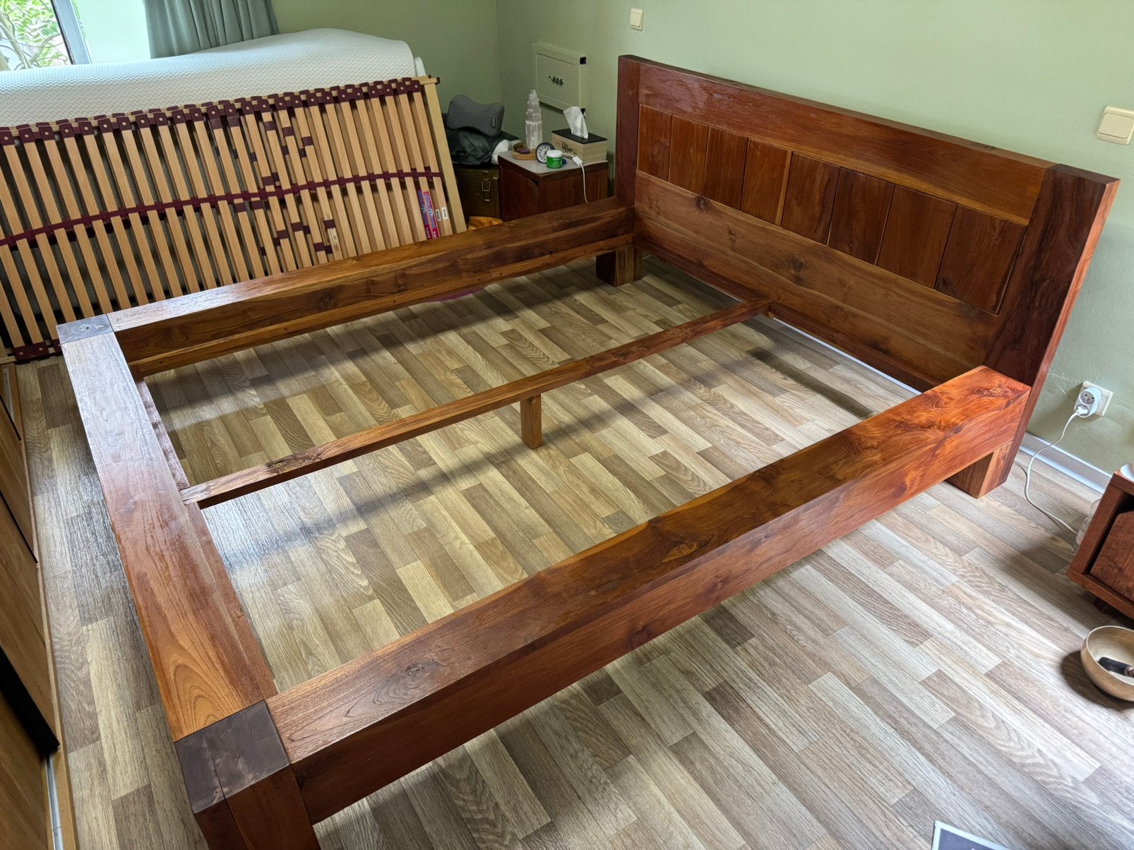 Teak twee persoonsbed 160x200, lattenbodems en nachtkastjes, Ophalen, Gebruikt, Bruin, Tweepersoons