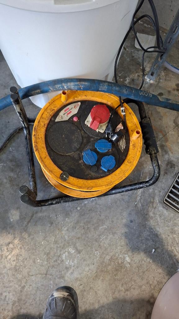 Brennenstuhl brobusta kabelhaspel drijfkracht 40m 5g2.5, Doe-het-zelf en Bouw, Elektriciteit en Kabels, Ophalen, Stekker