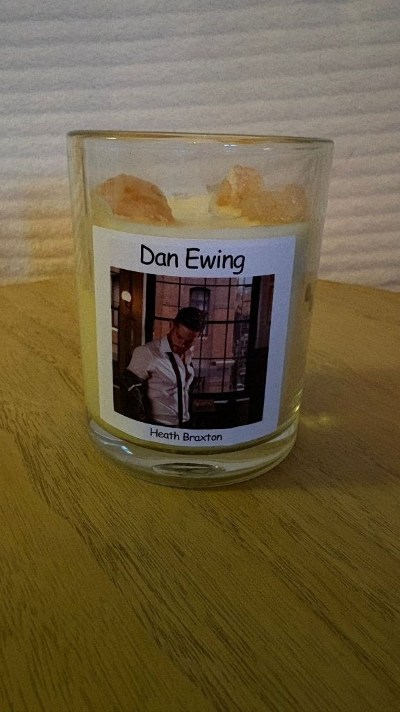 0d. Exclusieve merchandise - Dan Ewing - Geurkaars, Huis en Inrichting, Ophalen of Verzenden, Nieuw, Glas
