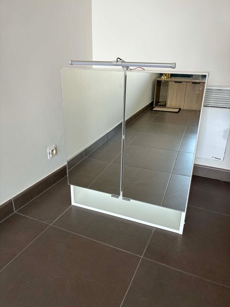 Spiegelkast met verlichting en stopcontact, Huis en Inrichting, Badkamer | Badkamermeubels, Ophalen, Spiegelkast, Nieuw, 50 tot 100 cm