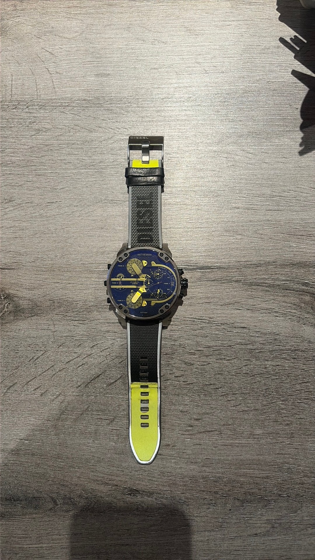 Montre diesel  tres belle tres peu mise, Bijoux, Sacs & Beauté, Enlèvement, Comme neuf