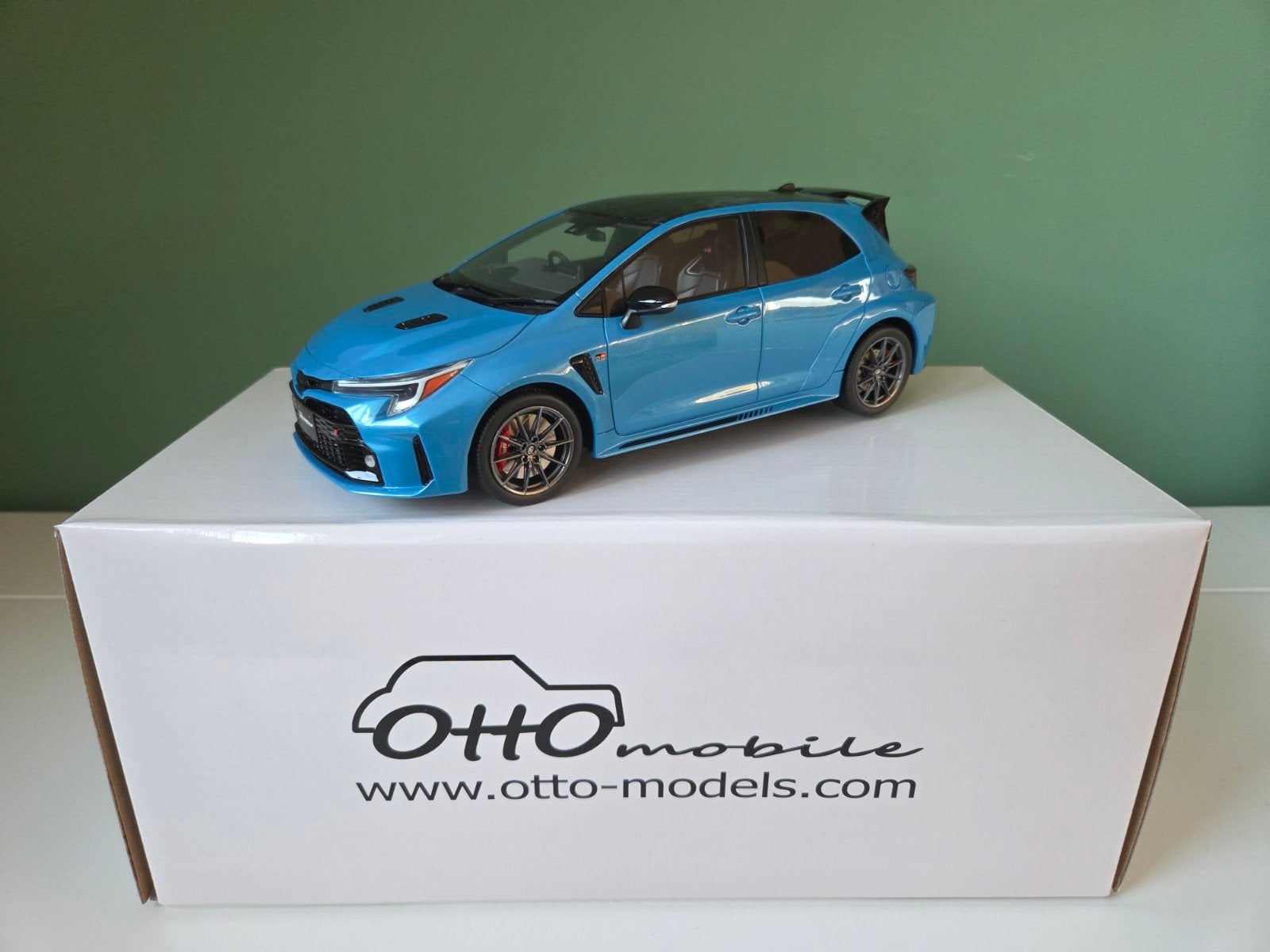 Toyota Corolla GR Édition Circuit 1:18 d'Otto Mobile (OT1169, Enlèvement ou Envoi, Neuf, Voiture, OttOMobile