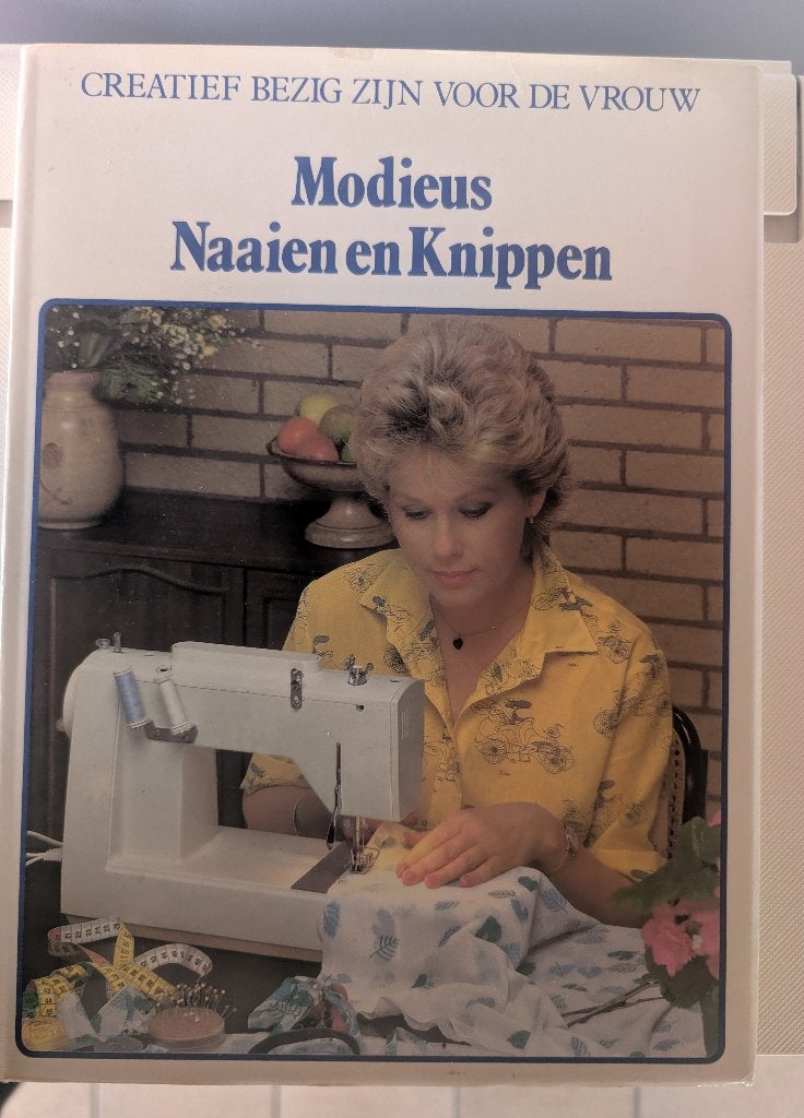 Vintage Lekturama boek: Modieus Naaien en Knippen, Boeken, Ophalen of Verzenden, Zo goed als nieuw, Borduren en Naaien
