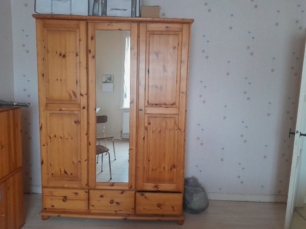 Garde-robe 3 portes en bois pin, Avec espace de penderie, 150 à 200 cm, Enlèvement, Utilisé