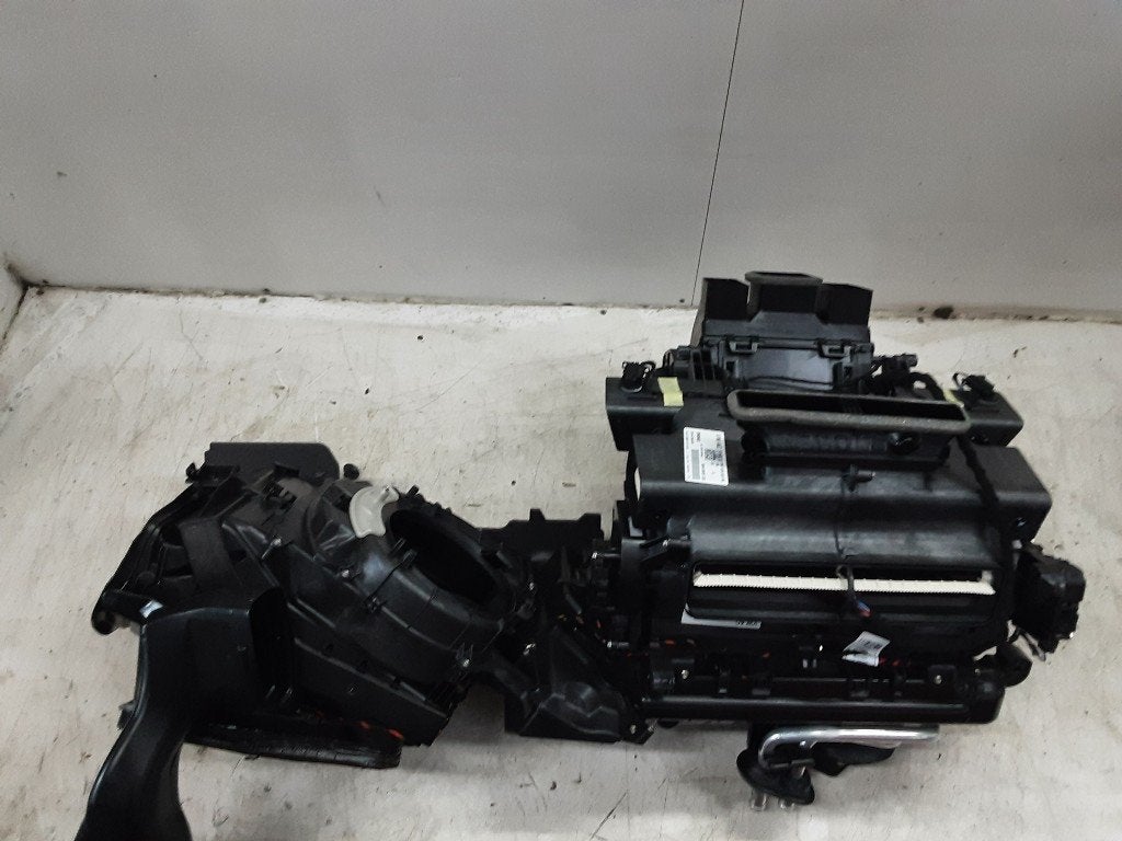 RADIATEUR DE CHAUFFAGE Audi A4 Avant (B9) (8W1820001), Auto-Union-Straße  1,
85057  Ingolstadt, DE, Info@audi.de, Audi, Utilisé