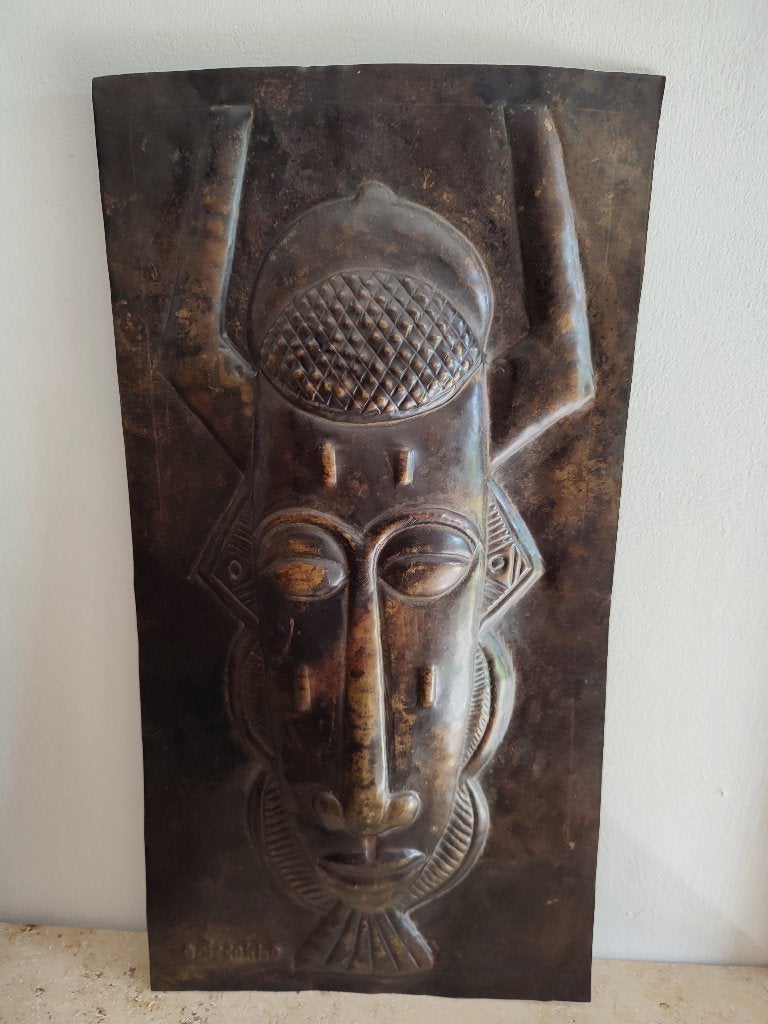 Baoulé muurmasker Ivoorkust, gehamerd metaal, gesigneerd, Antiek en Kunst, Kunst | Niet-Westerse kunst, Bruin, Afrika, Masker