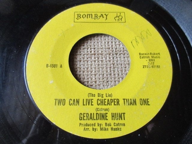 Geraldine Hunt ‎–  Two Can Live Cheaper Than One / He's For, Gebruikt, Originele persing, 7 inch, Ophalen of Verzenden