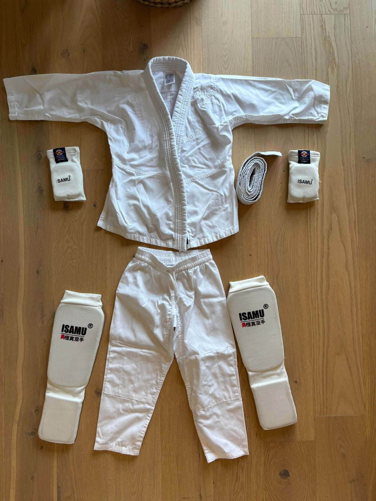 Kimono en hand-/beenbeschermer, Sport en Fitness, Vechtsporten en Zelfverdediging, Ophalen of Verzenden, Zo goed als nieuw