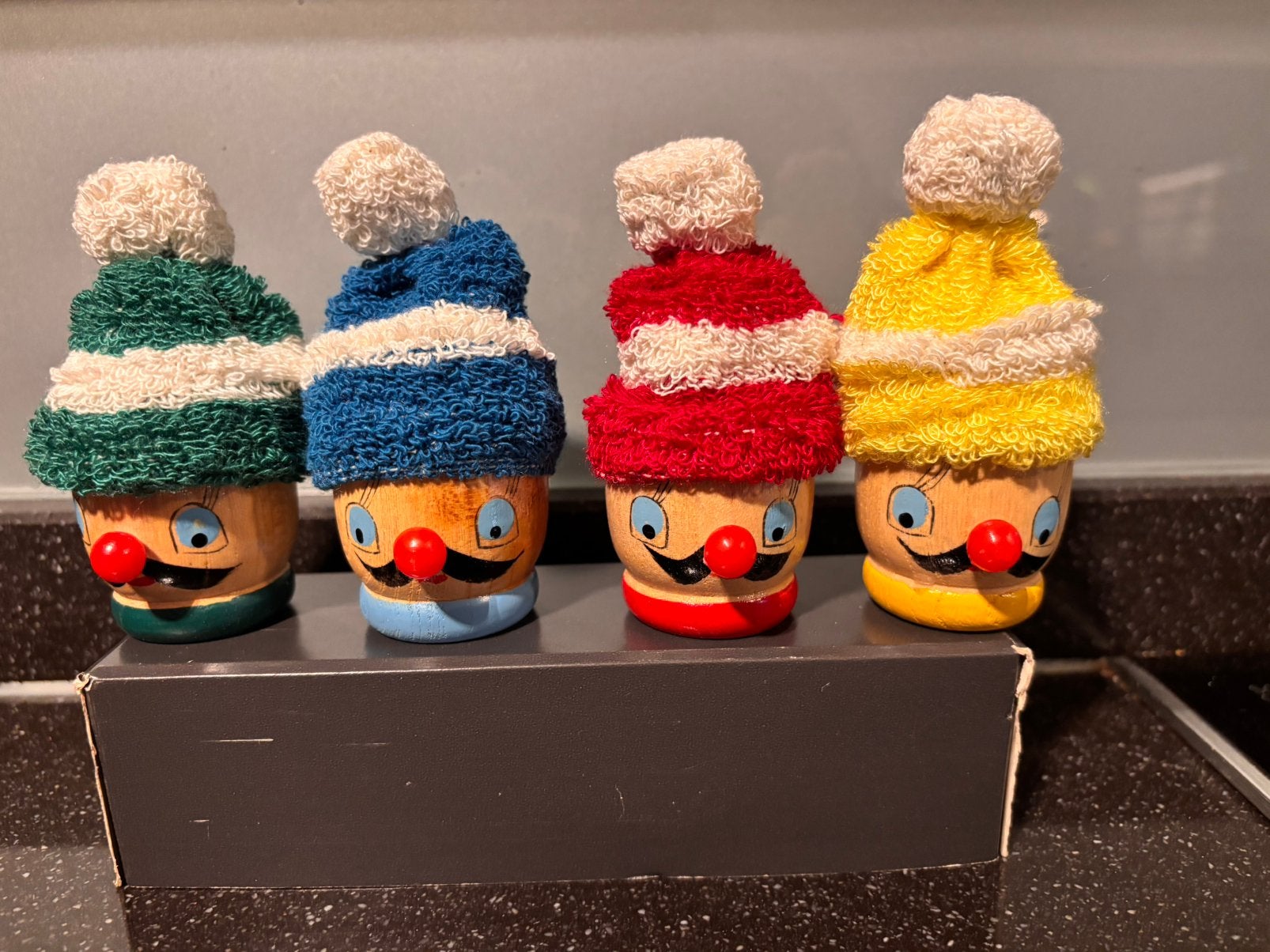 Vintage Houten Eierdopjes met Eierwarmers (Jaren '50/'60) –, Overige typen, Hout, Ophalen of Verzenden, Zo goed als nieuw