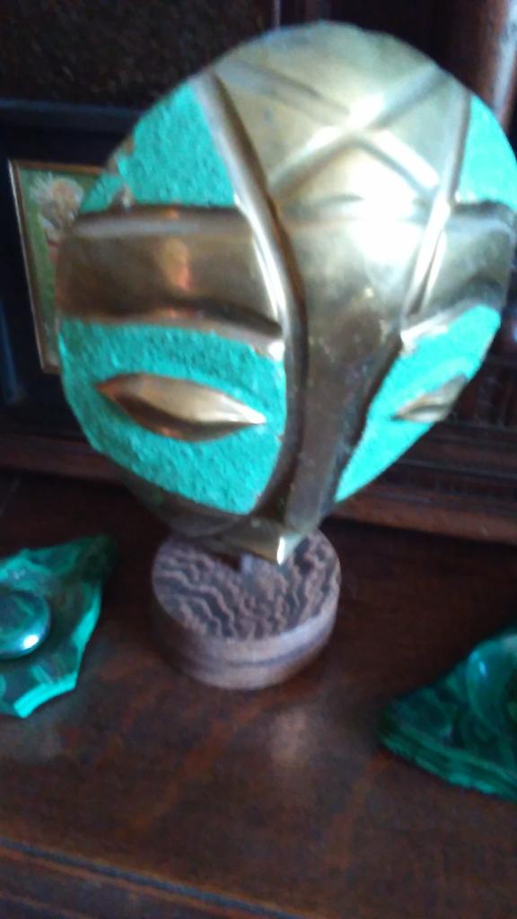 Masque bronze, Enlèvement