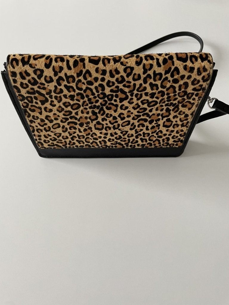 Zwarte handtas met luipaardvacht, in nieuwe staat!, Handtassen en Accessoires, Ophalen of Verzenden, Nieuw, Bruin, Handtas