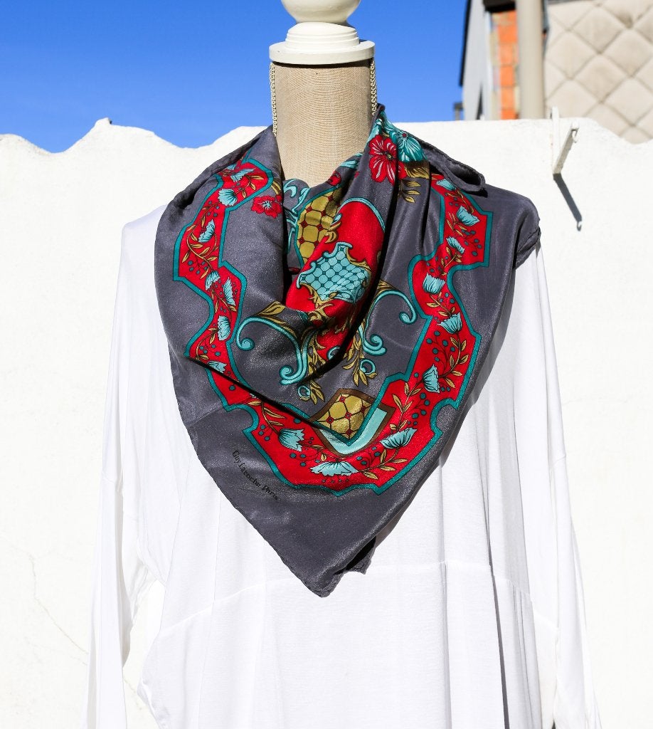 Foulard en soie Guy Laroche - Vintage, Vêtements | Femmes, Bonnets, Écharpes & Gants, Guy Laroche, Enlèvement ou Envoi, Comme neuf