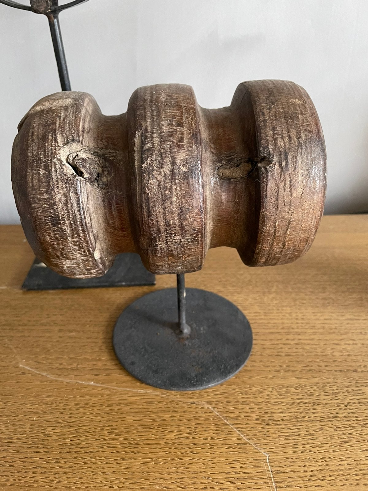 Ancienne poulie en bois sur support, Enlèvement ou Envoi, ., Comme neuf, .