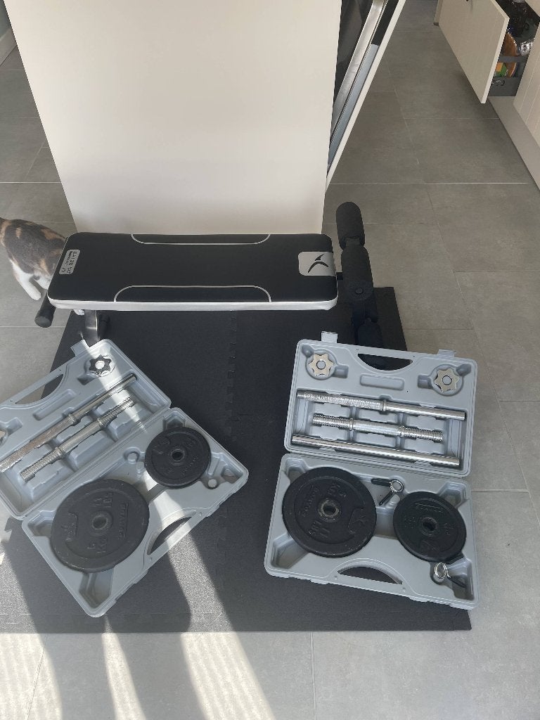 Domyos Fitnessset: Halterbank + 30 kg Gewichten, Sport en Fitness, Ophalen, Gebruikt, Benen, Halterset